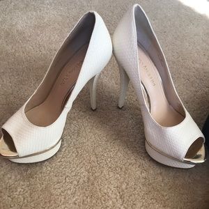 White snake skin platform pumps size 6